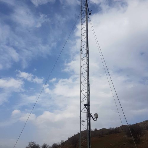 دکل و سنسورهای ایستگاه هواشناسی